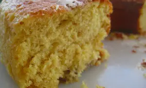Un trozo de pa de pessic, esponjoso y dorado, con migas esparcidas.