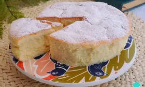 Bizcocho esponjoso con claras de huevo y yogur, espolvoreado con azúcar glas. ¡Perfecto para el desayuno!