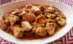 Bonito en escabeche, una receta deliciosa y fácil de preparar. Trozos de bonito jugoso en una salsa sabrosa con cebolla.