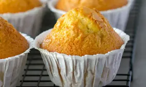 Magdalenas doradas recién horneadas, perfectas para seguir las recetas magdalenas caseras abuela.