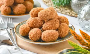 Plato de croquetas doradas y crujientes, perfectas para aprender como hacer croquetas caseras.