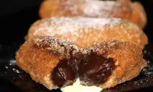 Croquetas de chocolate fundido, espolvoreadas con azúcar glas. Un postre irresistible.