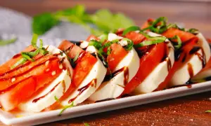 Ensalada Caprese con sandía, mozzarella y albahaca, un toque fresco para tus recetas con sandía.
