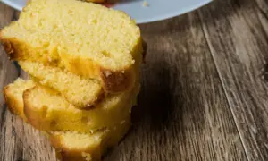Rebanadas de bizcocho de avena apiladas sobre una mesa de madera.
