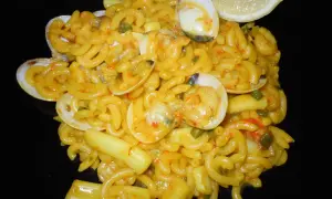 Fideos con almejas y gambas, un plato marinero lleno de sabor.