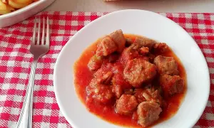 Sabrosa carne con tomate, lista para disfrutar. Una receta casera que huele a hogar.