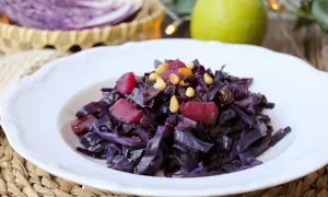Plato de lombarda rehogada con trozos de manzana y piñones. Una delicia para tus recetas de lombarda rehogada.