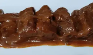 Carrilleras al Pedro Ximénez, tiernas y jugosas, bañadas en una rica salsa oscura. Un manjar que se deshace en la boca.