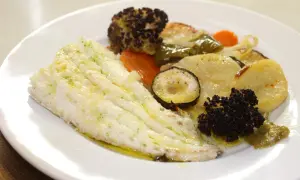 Merluza al horno con verduras asadas: brócoli, zanahoria, calabacín y pimientos. Un plato saludable y delicioso.