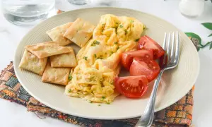 Tortilla francesa en microondas con galletas saladas y tomates. Un desayuno rápido y fácil.