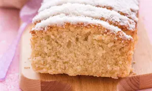 Bizcocho de coco esponjoso, cortado en rebanadas y espolvoreado con coco rallado. ¡Perfecto para acompañar un café!