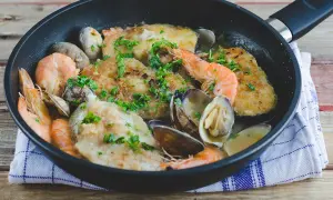 Merluza a la marinera con almejas y gambas, un plato delicioso y fresco, listo para disfrutar.