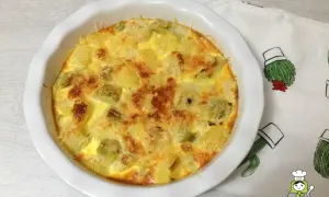Tortilla dorada con trozos de puerros al horno y queso gratinado, lista para disfrutar.