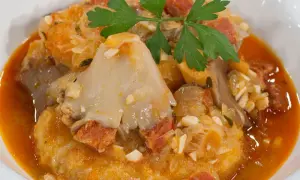 Deliciosas setas en salsa, con trozos de chorizo y perejil fresco, un plato reconfortante.