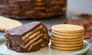 Deliciosa marquesa de chocolate con galletas y cacao espolvoreado. Un postre irresistible.