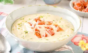 Crema de champiñones con jamón crujiente, un plato reconfortante y delicioso.