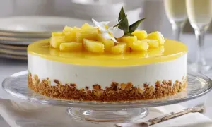 Deliciosa tarta de piña con trozos de fruta fresca y una capa de gelatina brillante, sobre una base crujiente.