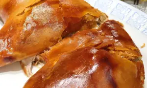 Un crujiente cochinillo al horno, con piel dorada y carne jugosa, listo para ser disfrutado en una celebración.