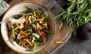 Ensalada gourmet con higos frescos, rúcula, piñones y láminas de queso. Perfecta para tus recetas con higos frescos.