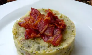 Delicioso trinxat de la Cerdanya, un plato tradicional con patata, col y tocino crujiente.