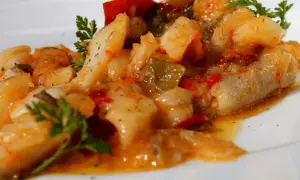 Delicioso plato de bacalao en salsa con pimientos, parte de la receta del auténtico ajoarriero navarro.
