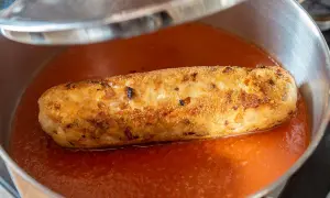 Rollo de bonito en salsa de tomate, un clásico rollo de bonito receta de la abuela, listo para servir.