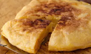 Una jugosa tortilla de cebolla, dorada y lista para servir.