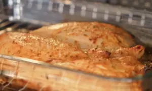 Solomillo de pavo al horno, dorado y jugoso, listo para servir.