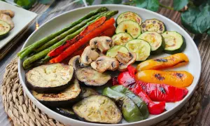 Plato de verduras a la plancha: espárragos, zanahorias, champiñones, calabacín, berenjena y pimientos.