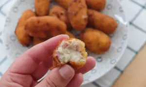 Croquetas sin gluten, doradas y crujientes, con un interior cremoso. ¡Un bocado delicioso para todos!