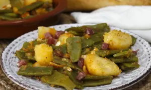 Judías verdes con jamón y patatas, un plato casero delicioso.
