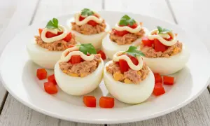 Deliciosos huevos rellenos con atún, tomate y mayonesa, perfectos para tu próxima receta.