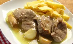 Solomillo al whisky jugoso con patatas fritas crujientes.