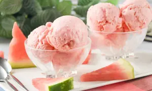 Delicioso helado de sandía casero en copas de cristal, acompañado de trozos de sandía fresca. ¡Un postre refrescante!