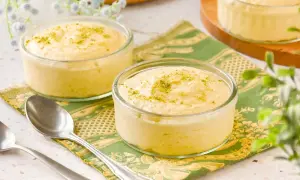 Delicioso mousse de mango en copas de cristal, espolvoreado con ralladura verde.