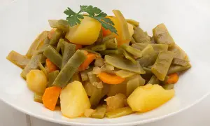 Rehogado de judías verdes con patatas y zanahoria, un plato casero y saludable.