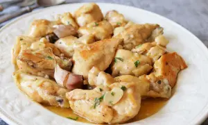 Saborea el pollo al limón receta de la abuela, jugoso y con un toque de ajo, servido en un plato blanco.