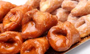 Dulces pestiños antiguos, dorados y brillantes, listos para disfrutar. Una delicia tradicional.