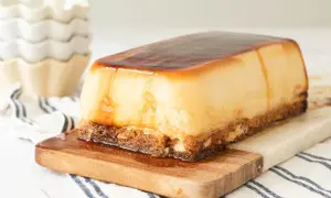 Tarta de cuajada con base crujiente y caramelo líquido, lista para servir.