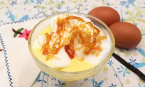 Delicioso postre de huevos a la nieve, con merengue esponjoso bañado en crema inglesa y caramelo crujiente.