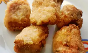Crujientes trozos de merluza en adobo, dorados y listos para disfrutar.