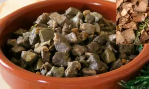 Deliciosa asadura de cordero guisada con hierbas aromáticas, servida en una cazuela de barro.