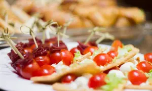 Bocaditos de tomate y queso con jamón serrano, perfectos para un picoteo fácil y rápido.