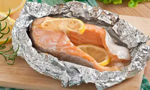 Salmón al horno en papel de aluminio con rodajas de limón. Una de las mejores recetas con salmón para una comida fácil y saludable.
