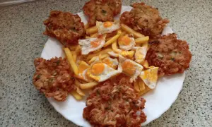 Tortillas de camarón crujientes y doradas, acompañadas de papas fritas y huevos estrellados. Un festín para los sentidos.