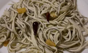Delicioso revuelto de gulas con ajos laminados y guindillas. Un plato sencillo pero lleno de sabor.