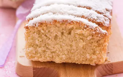 Bizcocho de coco esponjoso, cortado en rebanadas y espolvoreado con coco rallado. ¡Perfecto para acompañar un café!