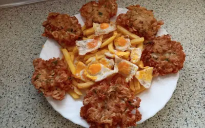Tortillas de camarón crujientes y doradas, acompañadas de papas fritas y huevos estrellados. Un festín para los sentidos.
