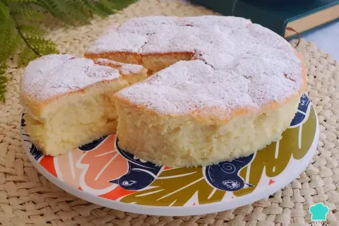 Bizcocho esponjoso con claras de huevo y yogur, espolvoreado con azúcar glas. ¡Perfecto para el desayuno!