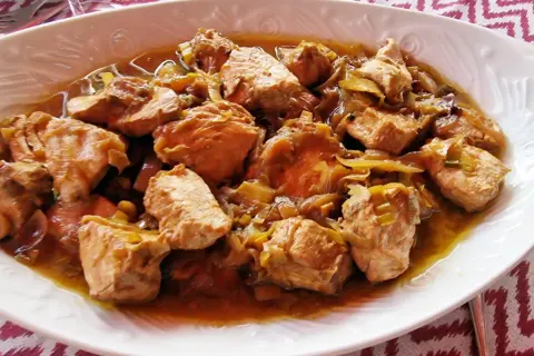 Bonito en escabeche, una receta deliciosa y fácil de preparar. Trozos de bonito jugoso en una salsa sabrosa con cebolla.